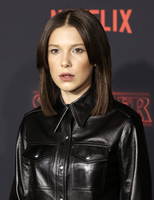 Millie Bobby Brown Longsleeve T-shirt #2851099