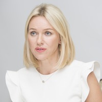 Naomi Watts Sweatshirt #2432640