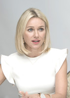 Naomi Watts Longsleeve T-shirt #2432656