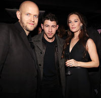 Nick Jonas Longsleeve T-shirt #3098361