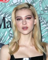 Nicola Peltz Longsleeve T-shirt #2979673