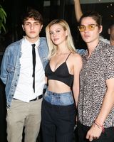 Nicola Peltz Longsleeve T-shirt #2979720