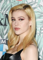 Nicola Peltz Longsleeve T-shirt #2979772