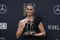 Penelope Cruz Sweatshirt #3772319