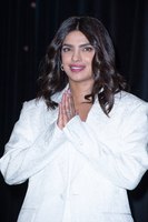 Priyanka Chopra Sweatshirt #3913035