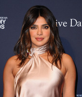 Priyanka Chopra Sweatshirt #3936052