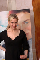 Renee Zellweger Sweatshirt #2228437