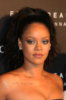 Rihanna Longsleeve T-shirt #2754249