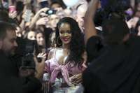 Rihanna Longsleeve T-shirt #2790704