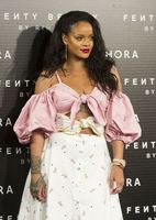 Rihanna Longsleeve T-shirt #2790752