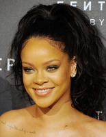 Rihanna Longsleeve T-shirt #2790758