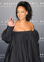 Rihanna Longsleeve T-shirt #2790787