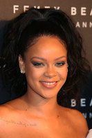 Rihanna t-shirt #2790788