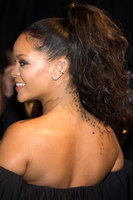Rihanna Longsleeve T-shirt #2791017