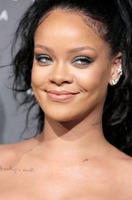 Rihanna Longsleeve T-shirt #2791034