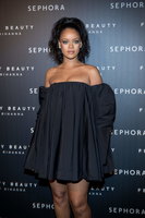 Rihanna Longsleeve T-shirt #2791045