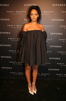 Rihanna Longsleeve T-shirt #2791050