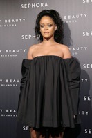 Rihanna Sweatshirt #2791060