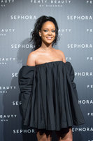Rihanna Sweatshirt #2791140