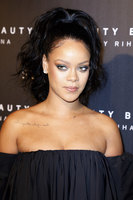 Rihanna Longsleeve T-shirt #2791147