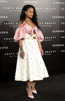 Rihanna Sweatshirt #2791170
