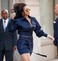Rihanna t-shirt #2791184