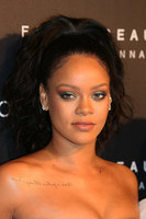 Rihanna t-shirt #2791189