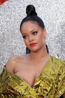 Rihanna Longsleeve T-shirt #3266944