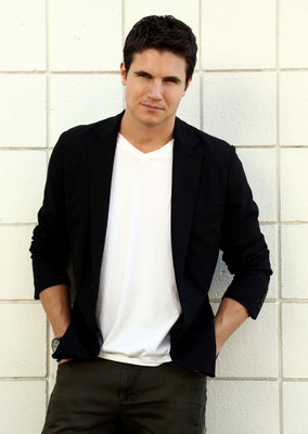 Robbie Amell puzzle 2349987