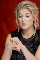 Rosamund Pike Longsleeve T-shirt #2244071