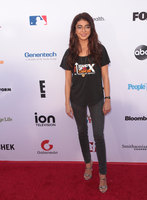 Sarah Hyland tote bag #G2428023