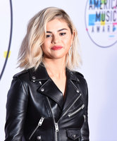 Selena Gomez Sweatshirt #3163082