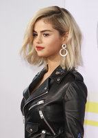 Selena Gomez Sweatshirt #3163120