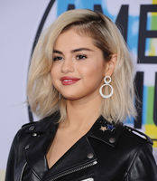 Selena Gomez Sweatshirt #3163142