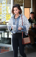 Selena Gomez Sweatshirt #3277916