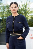 Selena Gomez Sweatshirt #3956535