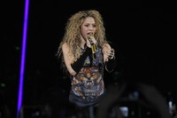 Shakira Longsleeve T-shirt #3316716