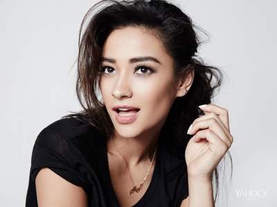 Shay Mitchell Poster 2463820