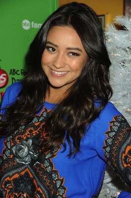 Shay Mitchell Poster 3237250