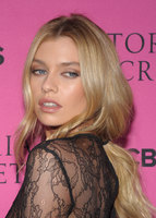 Stella Maxwell t-shirt #2912580