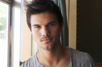 Taylor Lautner Longsleeve T-shirt #2339099