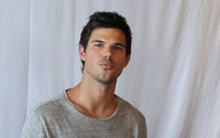 Taylor Lautner Longsleeve T-shirt #2442123