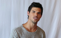Taylor Lautner Longsleeve T-shirt #2442124