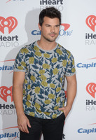 Taylor Lautner Longsleeve T-shirt #2774489