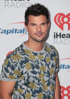 Taylor Lautner Longsleeve T-shirt #2774542
