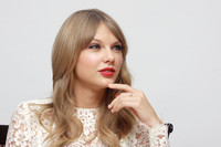 Taylor Swift Longsleeve T-shirt #2361471