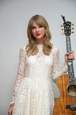 Taylor Swift Poster 2432274