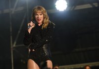 Taylor Swift longsleeve t-shirt #3307025