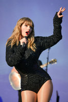 Taylor Swift Longsleeve T-shirt #3307182