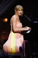 Taylor Swift t-shirt #3839558